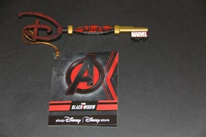 Disney Store Marvel Vedova Nera 2020 Cerimonia CHIAVE - NUOVO con etichetta - Foto 1 di 2