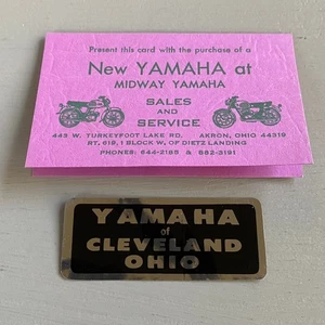 Vintage Yamaha Motorrad Werbekarte & Aufkleber Akron Cleveland Ohio lila - Bild 1 von 6