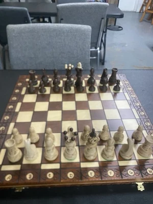 Juego de ajedrez de madera hecho y 21 pulgadas terciopelo verde hecho en Polonia Foto 1 de 2