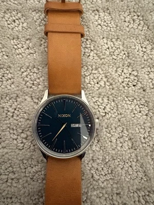 Reloj Nixon Sentry verde y plateado con correa de cuero marrón 42 mm Foto 1 de 4