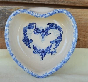 Esponja azul en forma de corazón Ellis Pottery 1993 y cuenco floral firmado por Marshall TX - Imagen 1 de 15