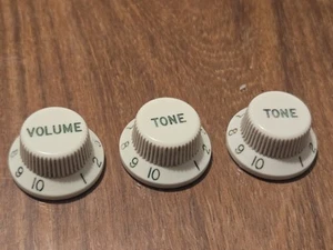 Hosco Pergament UFO ABGERUNDETES TOP Strat Style Knöpfe Set (Master Relic - Bild 1 von 7