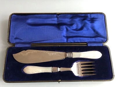 Antico set da pesca in argento con scatola marcato 1909 Sheffield madreperla H - Immagine 1 di 4