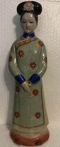 Vintage asiatische Chinoiserie Frau Figur im Kimono Blumen Kleid - Bild 1 von 3