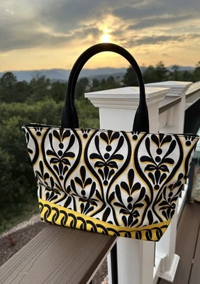 TALBOTS 小号钱包托特包白色、黑色和黄色花卉印花 — 第 1/4 张图片