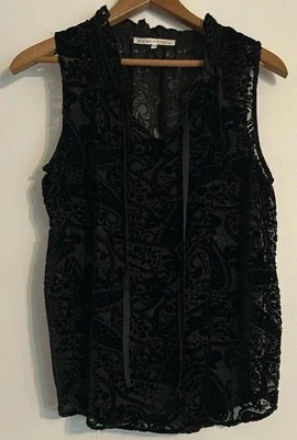 Blusa transparente de cachemira negra sin mangas Violet & Claire para mujer talla mediana Foto 1 de 4