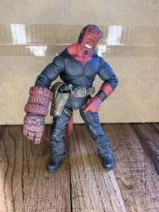 Hellboy Black Shirt Gritted Teeth 7" Figure Hellboy Movie Mezco Toyz 2004 - Picture 1 of 7
