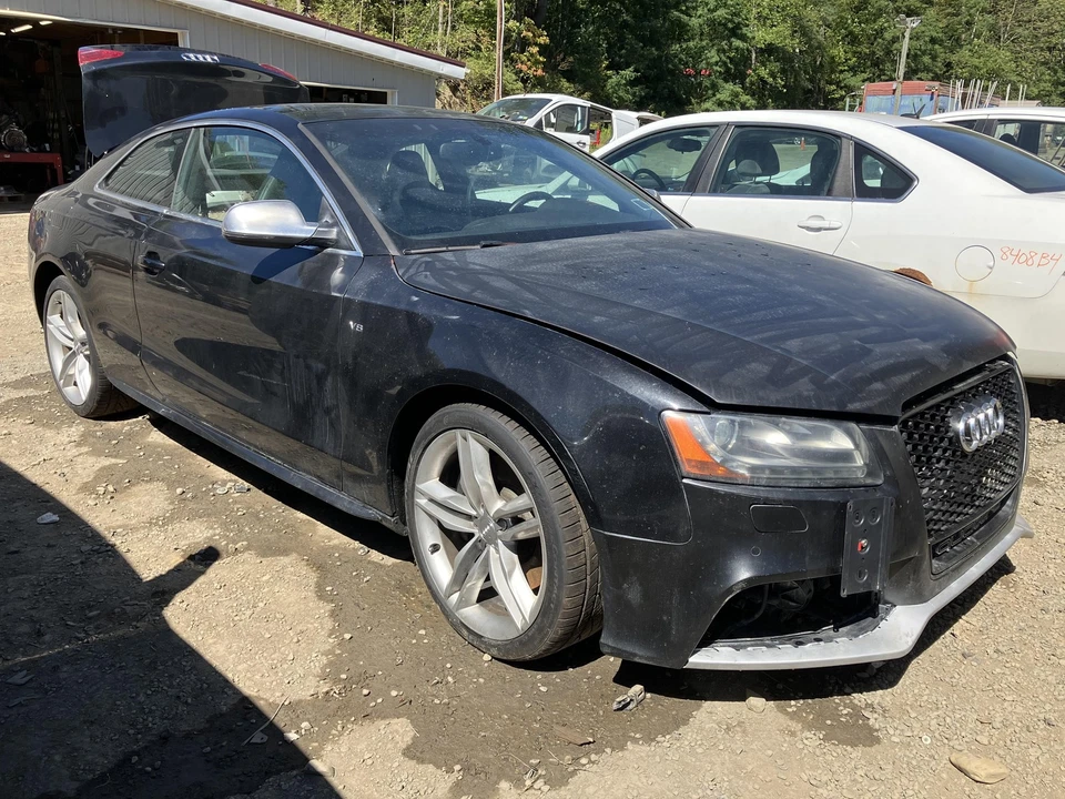 12 AUDI S5 Rear Bumper Reinforcement (REBAR ONLY) - Image 1 of 4