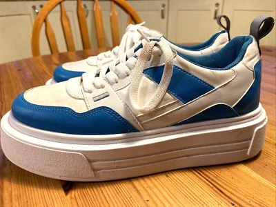 ZAPATILLAS DE ENTRENAMIENTO DE PLATAFORMA TOPSHOP DE CUERO FALSO IMPRESIONANTES AZULES/BLANCAS REINO UNIDO 5/38 Foto 1 de 4