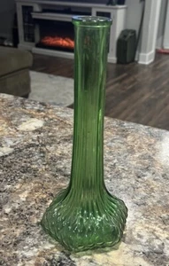 JARRÓN DE VIDRIO ACANALADO VERDE DEPRESIÓN DE COLECCIÓN 9 PULGADAS DE ALTO CUELLO DELGADO - Imagen 1 de 8