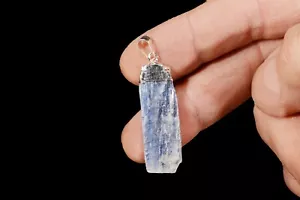Cristal curativo metafísico natural para el chakra de la garganta colgante de 1 1/4" de cianita azul - Imagen 1 de 3