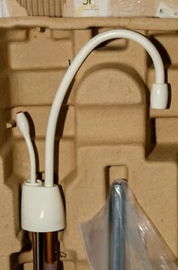 Grifo InSinkErator Indulge contemporáneo solo caliente en galleta (FGN1100-BIS) - Imagen 1 de 4