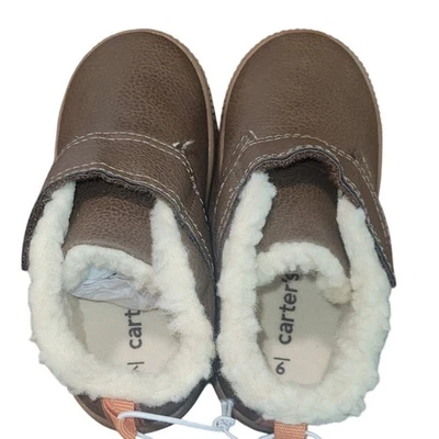 Bota Carter’s Chatham Talla 9 Niño Pequeño Marrón Imitación Gamuza Gancho y Correa de Lazo CF21F12P Foto 1 de 4
