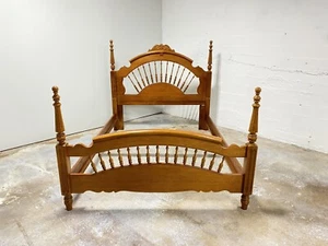 Lexington Furniture Victorian Sampler Collection Spindle Queen Full Bed - Picture 1 of 19