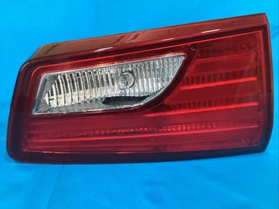 Luz trasera montada en la puerta lateral del conductor 10-14 Kia Forte hatchback OEM usada Foto 1 de 3