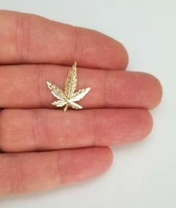 Colgante con dije de hoja de marihuana de oro amarillo de 14K para cadena o collar - Imagen 1 de 7
