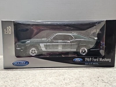 Welly 1:18 DieCast 1969 Ford Mustang Boss 302 Green & White Stripe New In Box - Image 1 of 4