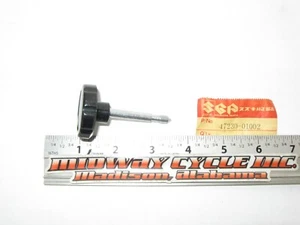 SUZUKI 76 77 GT500 TITAN NOS OEM LEFT SIDE COVER KNOB 47230-01002 GT 500 jh - Picture 1 of 5