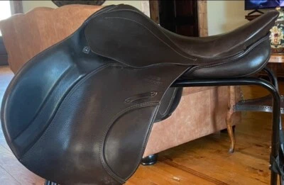 Stubben Roxanne 跳鞍,18 英寸,全新无标签,羊毛绒,仅使用 2 年。 — 第 1/4 张图片