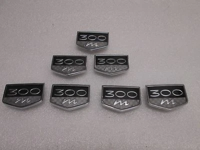 OEM 1999 2000 01 02 03 04 CHRYSLER 300M GUARDABARROS DELANTERO EMBLEMA INSIGNIAS  Foto 1 de 4