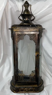 Vela alta de metal bruñido/vidrio linterna huracán puerta con bisagras filigrana ornamentada Foto 1 de 4