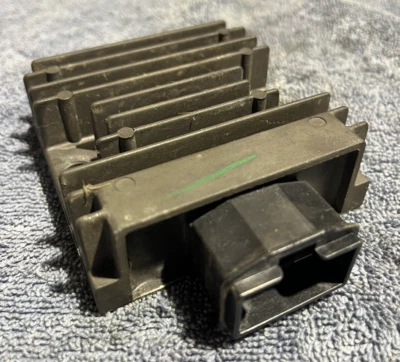 Regulador rectificador de voltaje Honda CBR 250R 2012 MC41 OEM 08 09 10 11 Foto 1 de 4