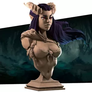 Lysera tiefgründige Druidenbüste - gehörnte Frau - Beiß in die Kugel - Fantasieminiatur - Bild 1 von 3