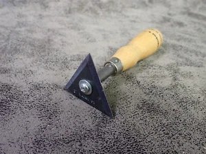 C.S. Osborne 270 Triangle Carbon Steel Blade Wood Scraper (BN407) - Picture 1 of 4