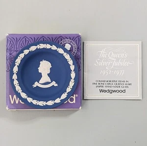 Bandeja redonda Wedgwood Jasperware Royal Blue Queen Elizabeth II Silver Jubilee - Imagen 1 de 7