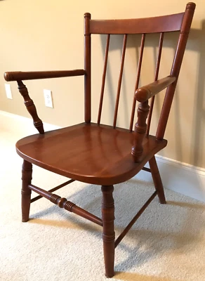 Silla lateral con respaldo de husillo de arce colonial vintage con brazos Foto 1 de 4