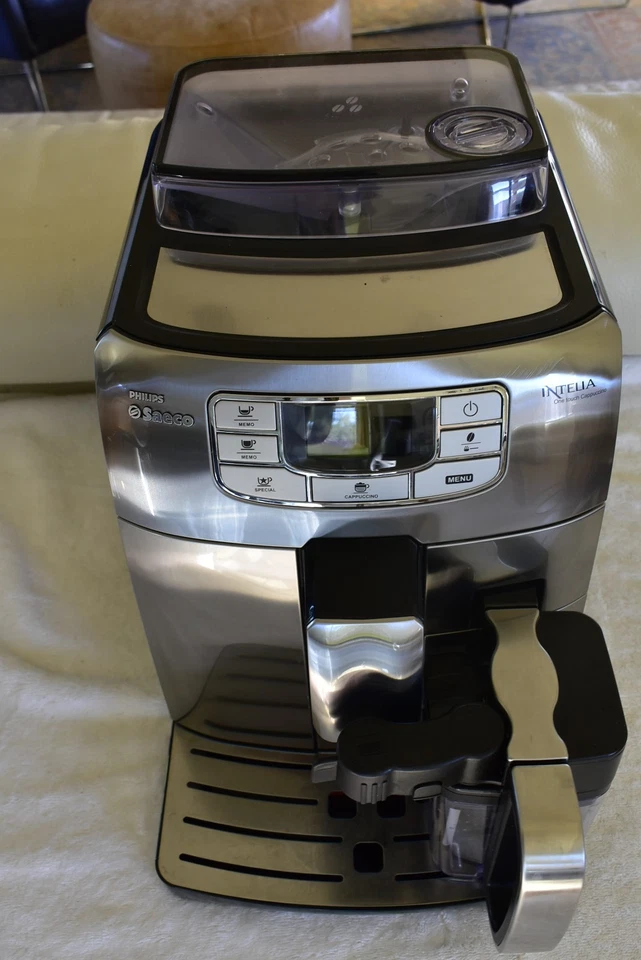 Máquina de café espresso súper automática Saeco Intelia One Touch HD8753/92 hecha en Italia Foto 1 de 4