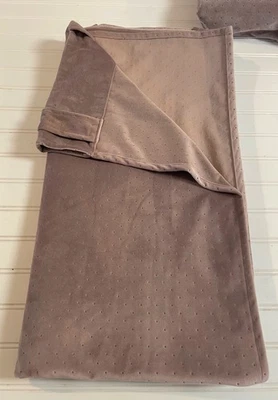 Par de Cortinas Anthropologie Velvet Louise Mauve Color - Dois Painéis de 50” x 94”  - Imagem 1 de 4