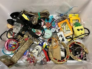 5 Pounds Of Randon Junk Drawer Items Keychains Hair Resale Gifts Re-Purpose - Imagen 1 de 14