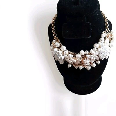 COLLAR TALBOTS Collar Distintivo Blanco Esmalte FLORES Imitación Perlas Tono Dorado  Foto 1 de 4