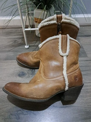 Bota Ariat Darlin Fleece Sandstorm Talla 9.5B Foto 1 de 4