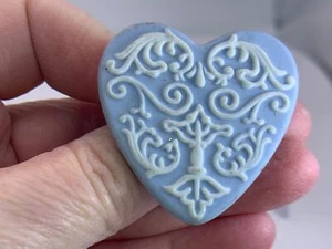 Valentine Heat Decorated White Piping WEDGEWOOD Vintage Porcelain Brooch M-1867* - Picture 1 of 3