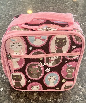 NUEVA Fiambrera Clásica Pottery Barn Kids Mackenzie Chocolate/Gato Rosa, Mono Ava Foto 1 de 3