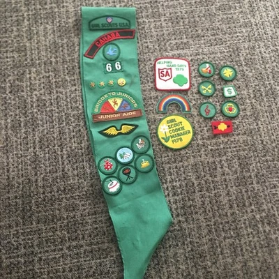 Alfinetes antigos emblemas de faixa de escoteiro verde júnior usado bom estado adesivos extras - Imagem 1 de 4