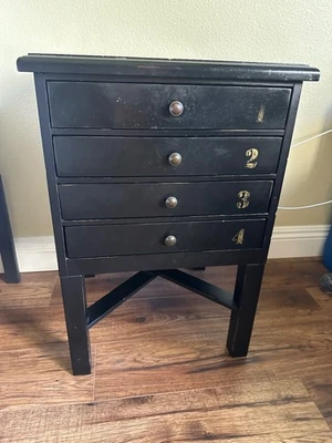 Mesa auxiliar Pottery Barn de 5 y diez centavos Foto 1 de 4