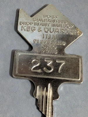 Habitación de hotel vintage 237 llaves de Cleveland, OH Keg & Quarter Inn Swingos Foto 1 de 4