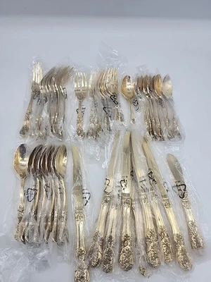 Juego de cubiertos chapados en oro FB Rogersl Golden French Rose 44 piezas sirve para 8 Foto 1 de 4