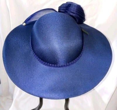 De colección Azul Satinado Calavera Formal Iglesia Sombrero Organza Flor Trenza Ala 13.5 Cabeza 6.75 Foto 1 de 4