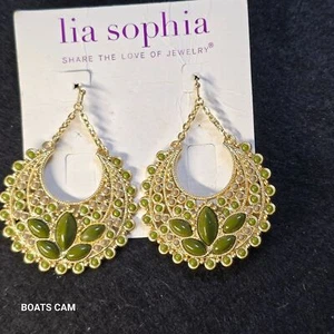 Pendientes de aro con cuentas verdes tono dorado de Lia Sophia - Imagen 1 de 3