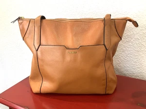 Bolso de Hombro LODIS Kiera Cuero Guijarro Tostado Camel Manga de Viaje Bolsillos - Imagen 1 de 13