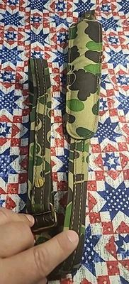 DE COLECCIÓN VIEJA ESCUELA BOSQUE VERDE CAMUFLAJE ACOLCHADO GAMUZA RESPALDO ESCOPETA PAVO CABESTRILLO  Foto 1 de 4