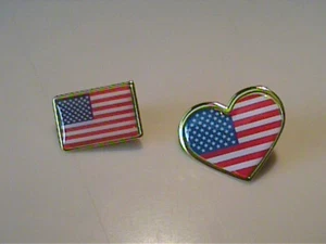 NEU ZWEI METALL USA AMERIKANISCHE FLAGGE PIN RÜCKEN KRAWATTENNADELN - Bild 1 von 3