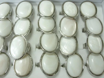 Ein 28 mm ovaler weißer Perlmutt Fingerring Ring verstellbar 18-21 mm - Bild 1 von 3