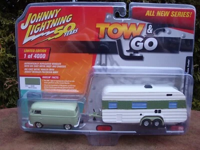 Johnny Lightning Tow & Go 压铸 1965 年大众 2 型带房屋拖车 Round 2 — 第 1/4 张图片