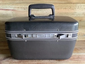 VINTAGE SOLID VANITY CASE - BATHROOM  CARRY BAG - 1970s LUGGAGE - Imagen 1 de 14