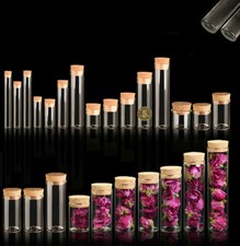 Schöne kleine Flasche, winziges, durchsichtiges, leeres Wunschglasfläschchen mit